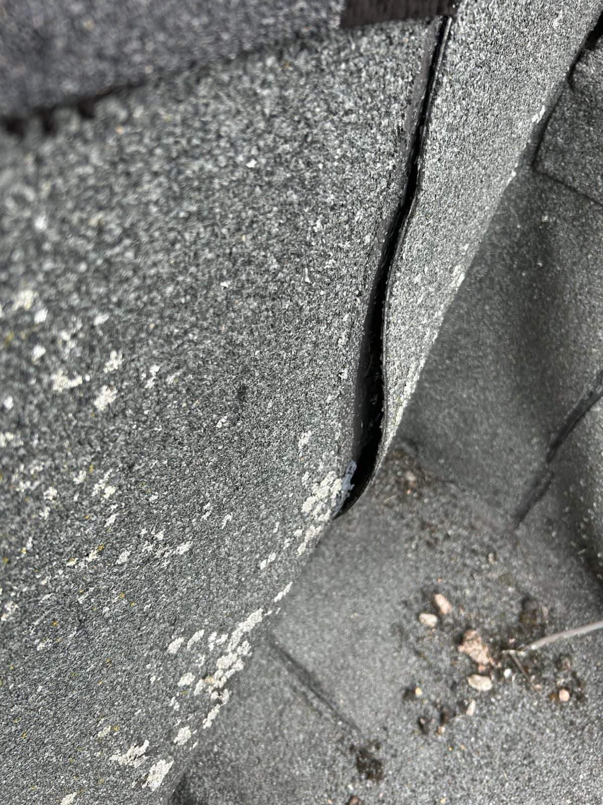 Detail van scheur en losse naad in plat bitumendak, klassiek beeld bij dakreparaties