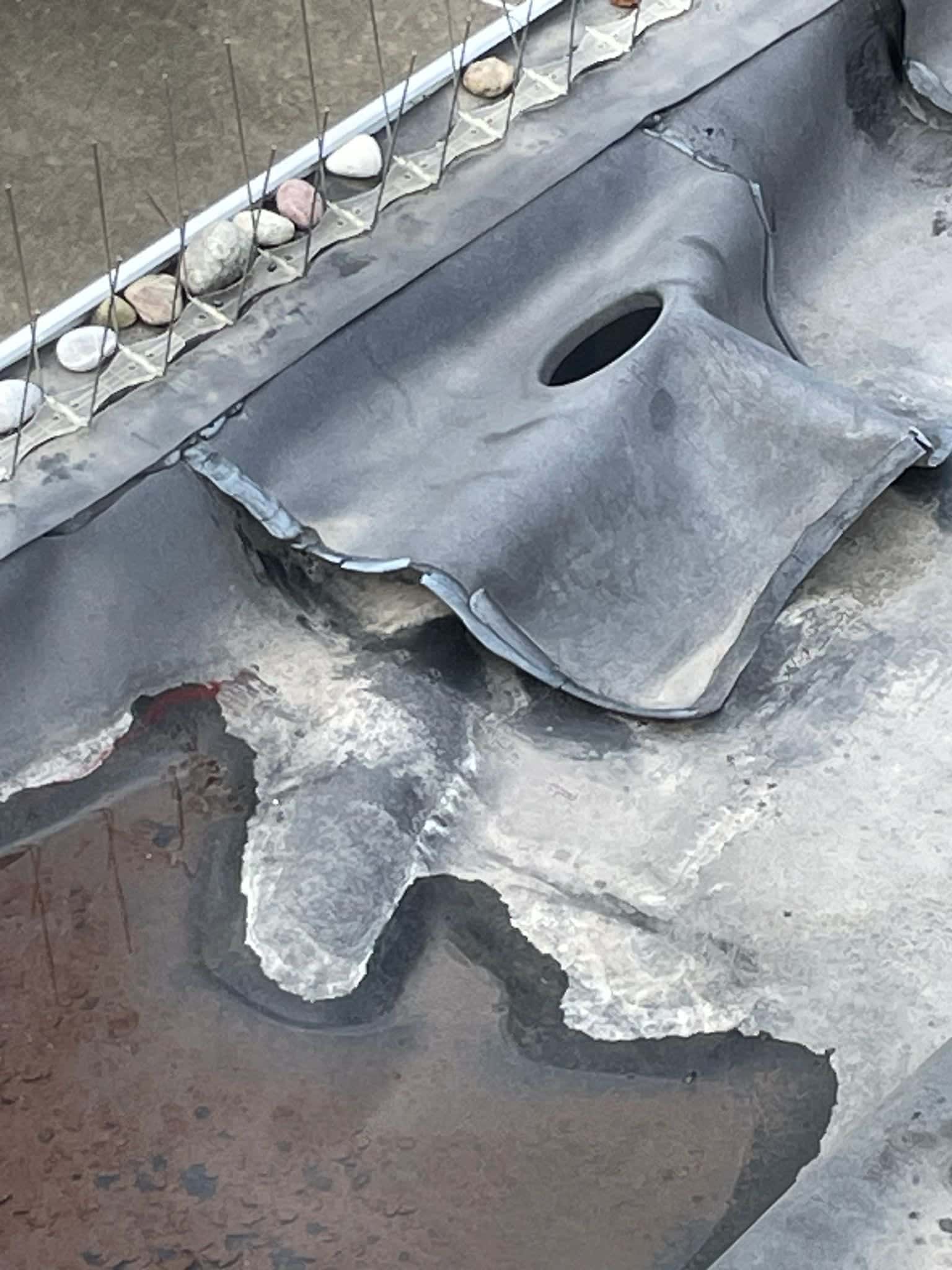 Slecht aangelegd EPDM dak met diverse herstellingen